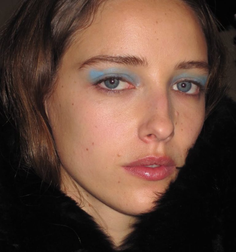 Μοντέλο με μπλε σκιά