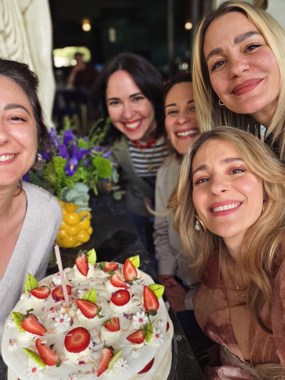 Η Νατάσσα Μποφίλιου γιόρτασε τα γενέθλιά της σε γνωστό μαγαζί της Αθήνας μαζί με αγαπημένα της πρόσωπα και φίλους και φυσικά τον σύζυγό της, Χρήστο Κορτσέλη.