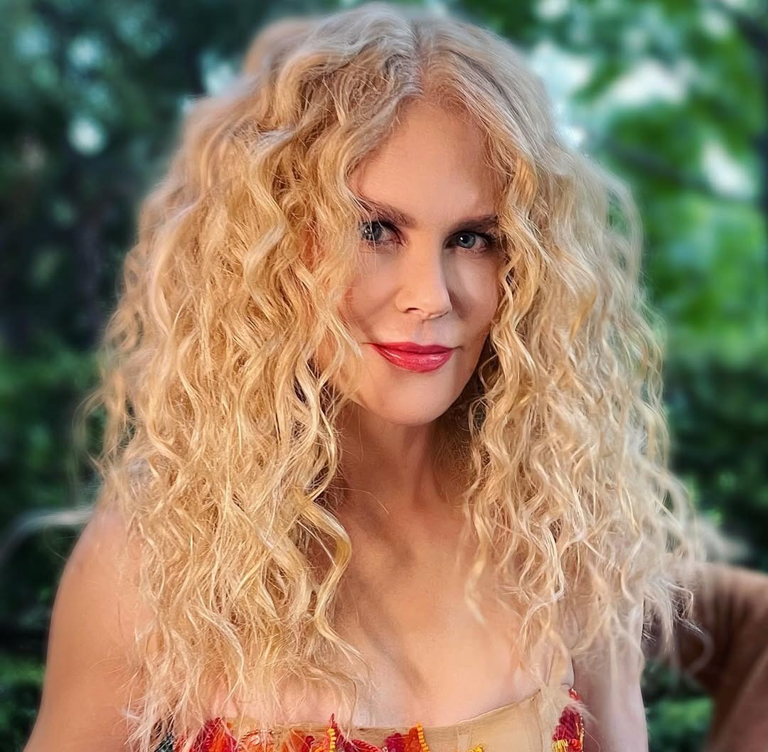H Nicole Kidman με μακριά σγουρά μαλλιά
