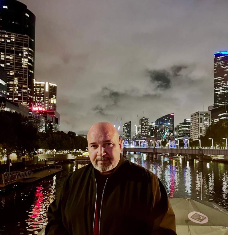 Ο Νίκος Ζωϊδάκης μίλησε μεταξύ άλλων για τον Βασίλη Καρρά, με τον οποίο ήταν κουμπάροι, τη φημολογούμενη ταινία για τον Νίκο Ξυλούρη, αλλά και τον Άρη Μουγκοπέτρο