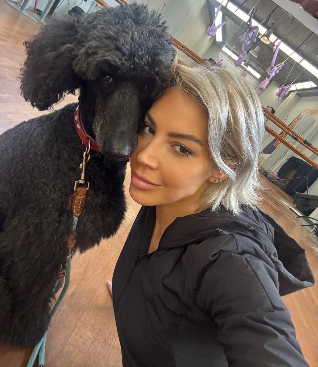 H Mαριάντα Πιερίδη ποζάρει με την αγαπημένη της σκυλίτσα στην πρόβα