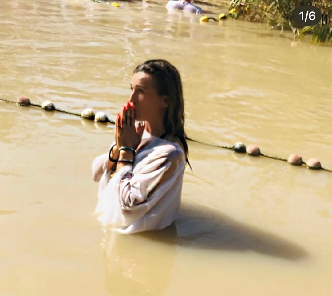 H Πηγή Δεβετζή δημοσίευσε φωτογραφίες από τη βάπτισή της στον Ιορδάνη ποταμό