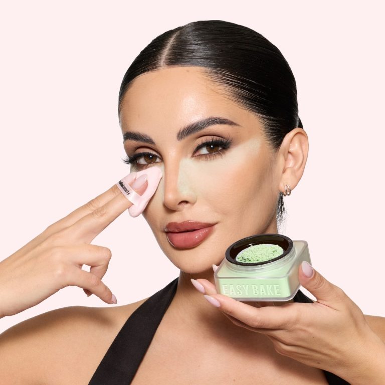 Γυναίκα βάζει πράσινη πούδρα μακιγιάζ