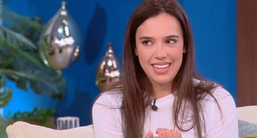 Η Σάντυ Χατηζηιωάννου μίλησε για τα εφηβικά της χρόνια στη Χαλκίδα, τη γιαγιά της, ενώ διέψευσε τα δημοσιεύματα που την ήθελαν να είναι σε σχέση με τον Μιχαήλ Ταμπακάκη