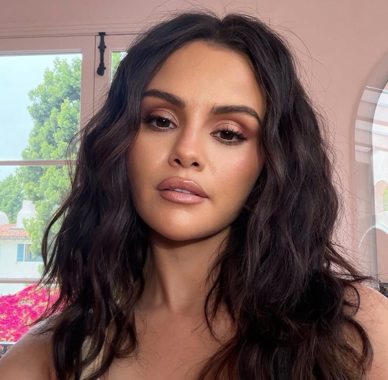 Selena Gomez με bronze μακιγιάζ
