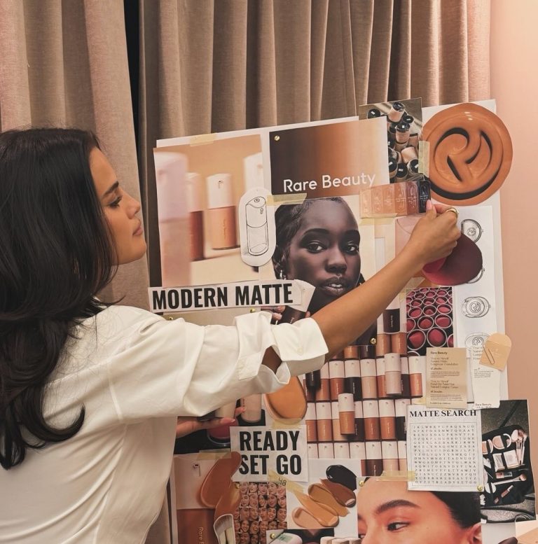 H Selena Gomez με petal μανικιούρ