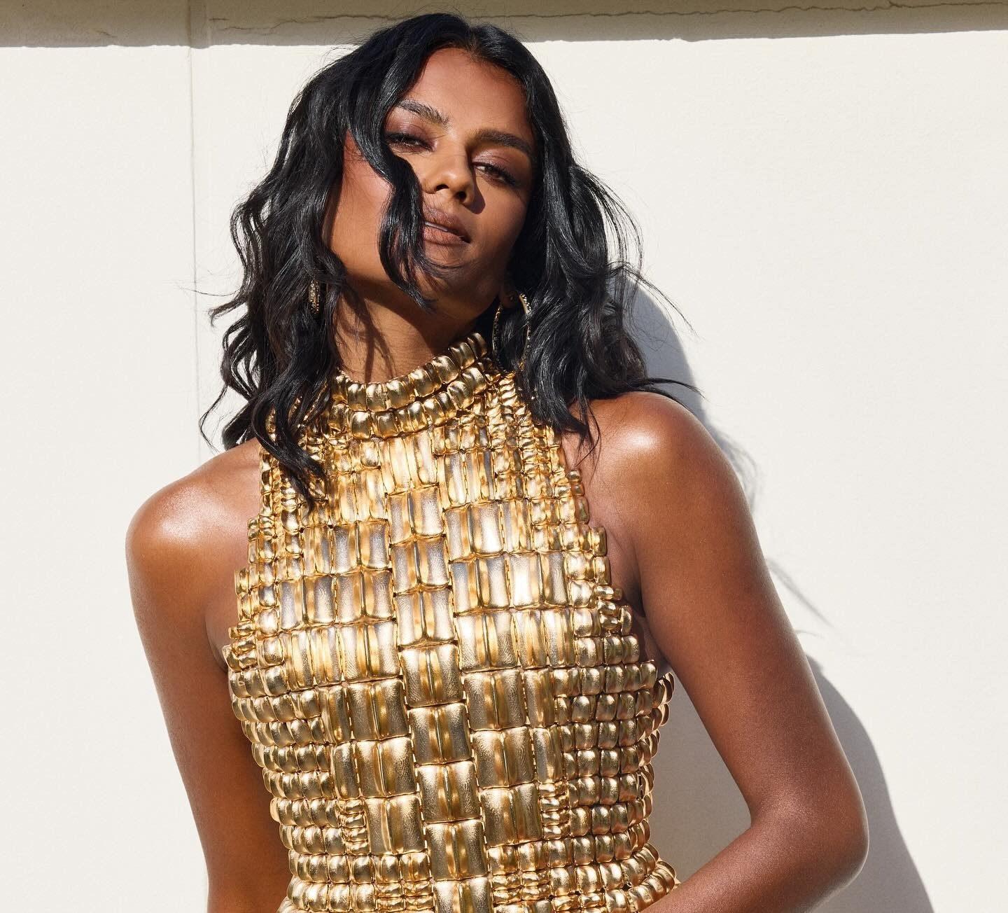 H Simone Ashley με ghost layers