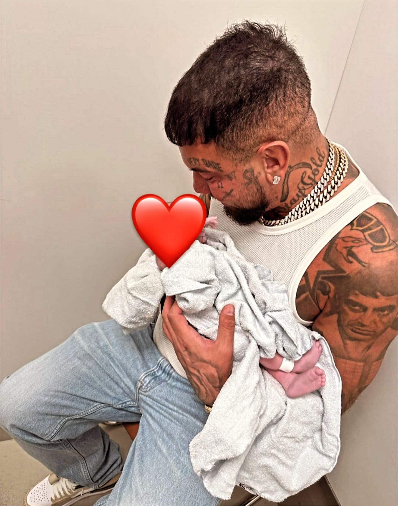 O Snik με το νεογέννητο μωρό του στην αγκαλιά