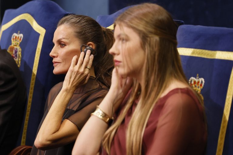 Η ινφάντα Sofia και η βασίλισσα Letizia στην 45η τελετή των Βραβείων της Πριγκίπισσας των Αστουριών στο θέατρο Καμποαμόρ στο Οβιέδο, 24 Οκτωβρίου 2025