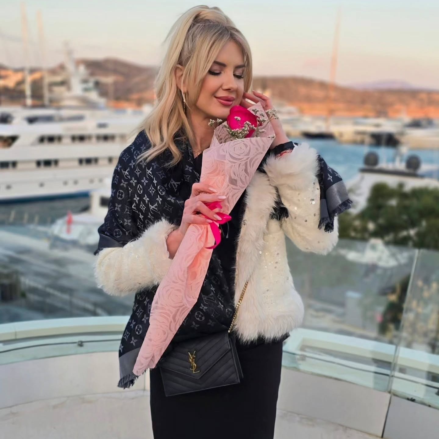 Η Σοφία Μαριόλα με λουλούδια στα χέρια