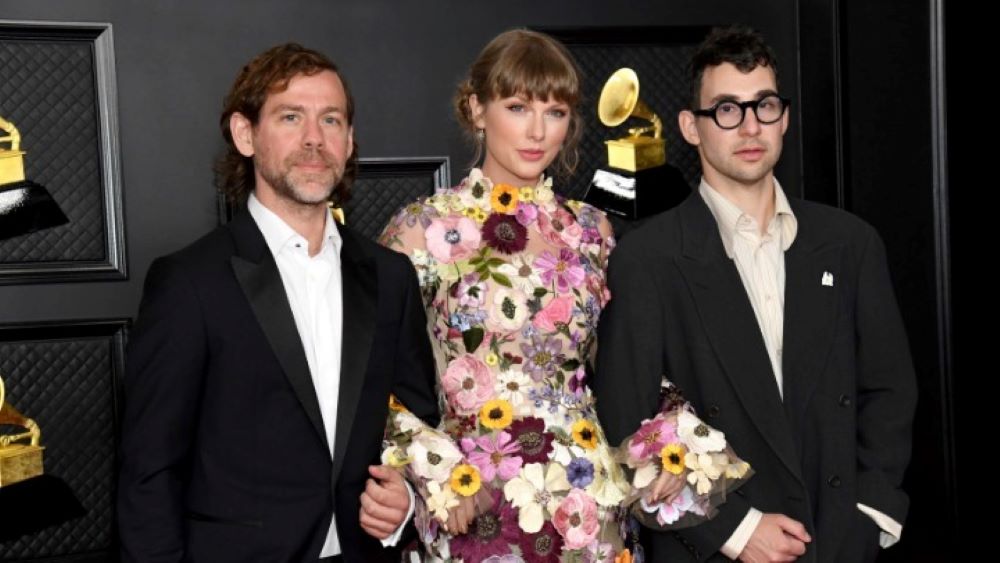 Η Taylor Swift απάντησε στις φήμες γύρω από υποτιθέμενη διαμάχη με τον Jack Antonoff σκιαγραφώντας μια εικόνα της επαγγελματικής τους σχέσης