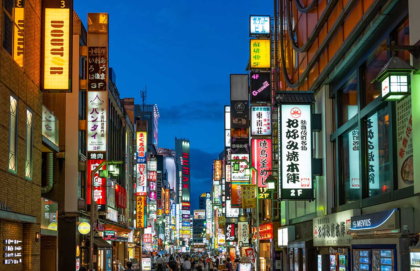 Το ζώδιο του Τοξότη θα επιλέξει την ιαπωνική πρωτεύουσα για ταξίδι. Στη φωτογραφία: Σύγχρονοι ουρανοξύστες γεμάτοι πολύχρωμες φωτισμένες πινακίδες στην περιοχή Kabukicho, διάσημη για τη νυχτερινή ζωή. 