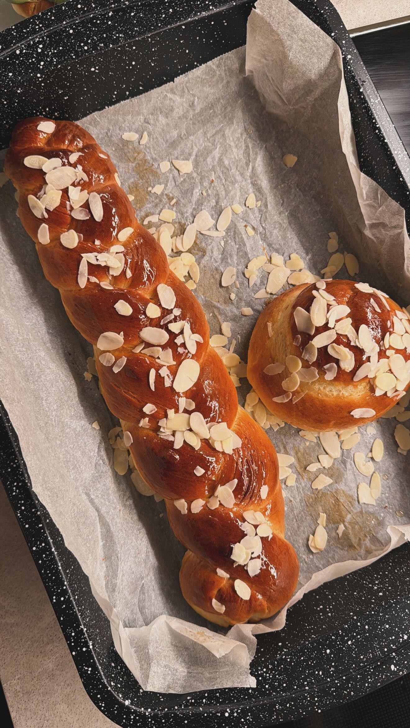 Τα τσουρέκια που έφτιαξε η Γαρυφαλλιά Καληφώνη στην κουζίνα της