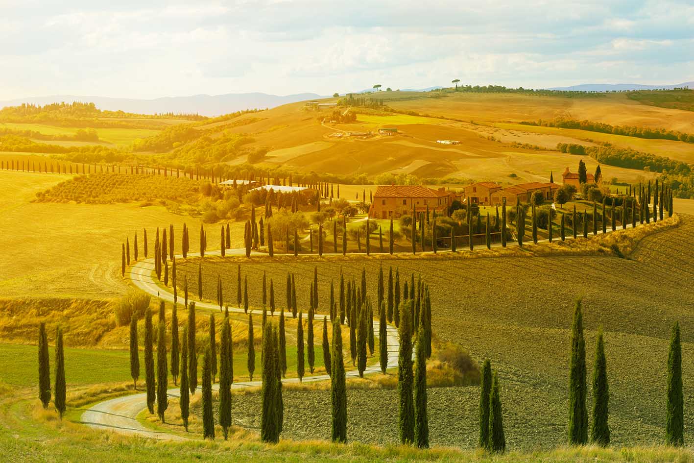 10 οικονομικοί ταξιδιωτικοί προορισμοί για City Break το 2026. Τοπίο με λόφους, επαρχιακό δρόμο, κυπαρίσσια και αγροτικά σπίτια, Τοσκάνη