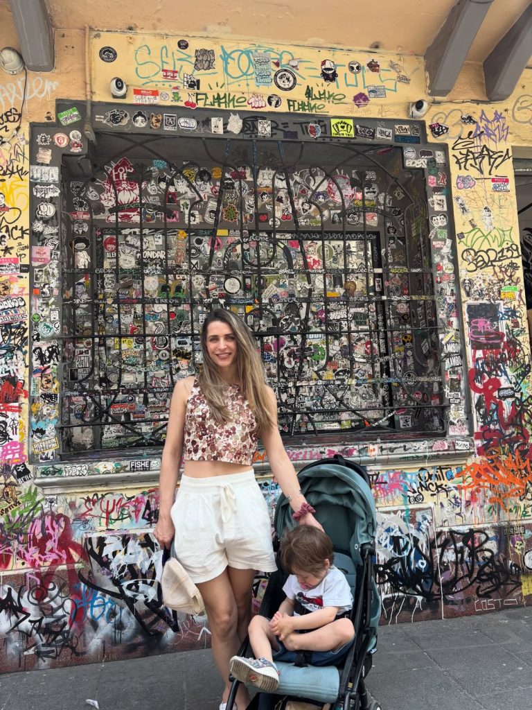 Η Βασιλική Τρουφάκου ποζάρει με τον γιο της στην Πόλη του Μεξικού