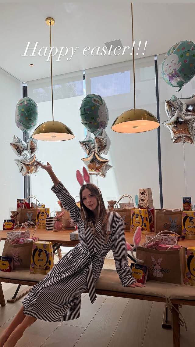 H Victoria Beckham ποζάρει μπροστά από τις προσωποποιημένες πασχαλινές τσάντες για τα μέλη της οικογένειάς της