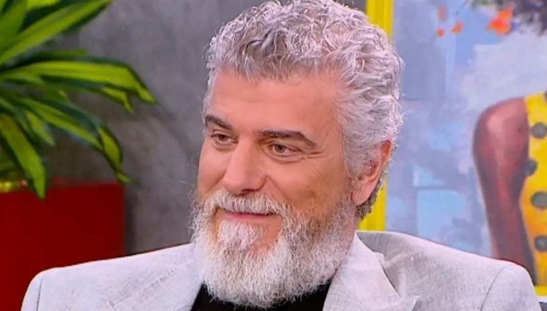 Ο Βλαδίμηρος Κυριακίδης ήταν καλεσμένος στο "Πρωινό" την Τρίτη 21 Απριλίου. Ο γνωστός ηθοποιός εμφανίστηκε φανερά αδυνατισμένος και ανανεωμένος και αποκάλυψε ότι έχει χάσει 12 κιλά με τη βοήθεια ειδικού