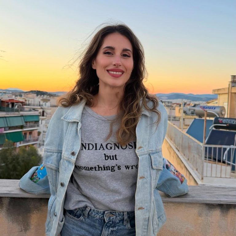 Η Παυλίνα Βουλγαράκη σε μπαλκόνι