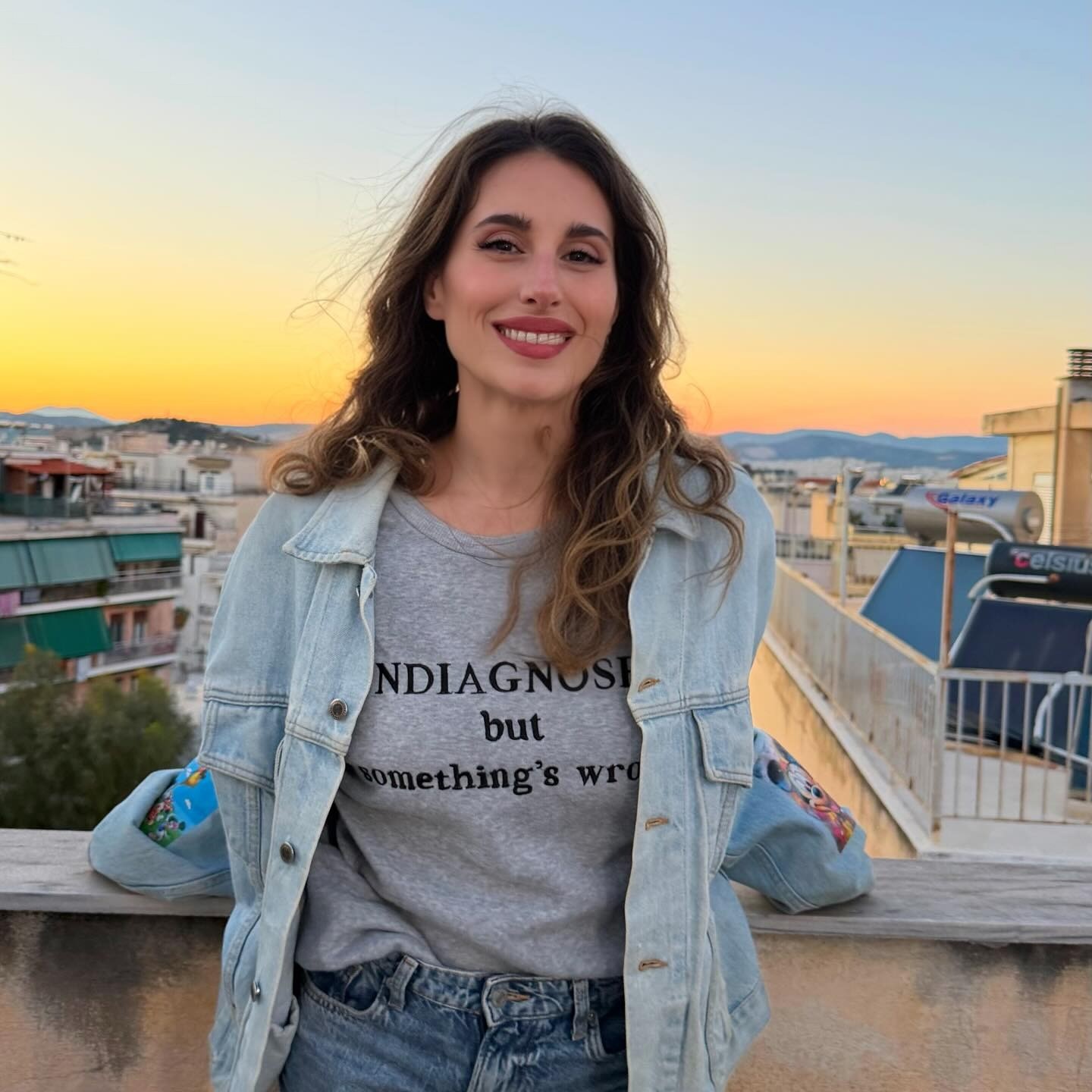 Η Παυλίνα Βουλγαράκη σε μπαλκόνι