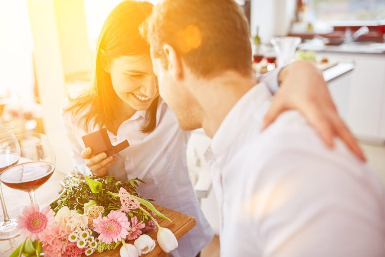 Πρόταση γάμου στο σπίτι.