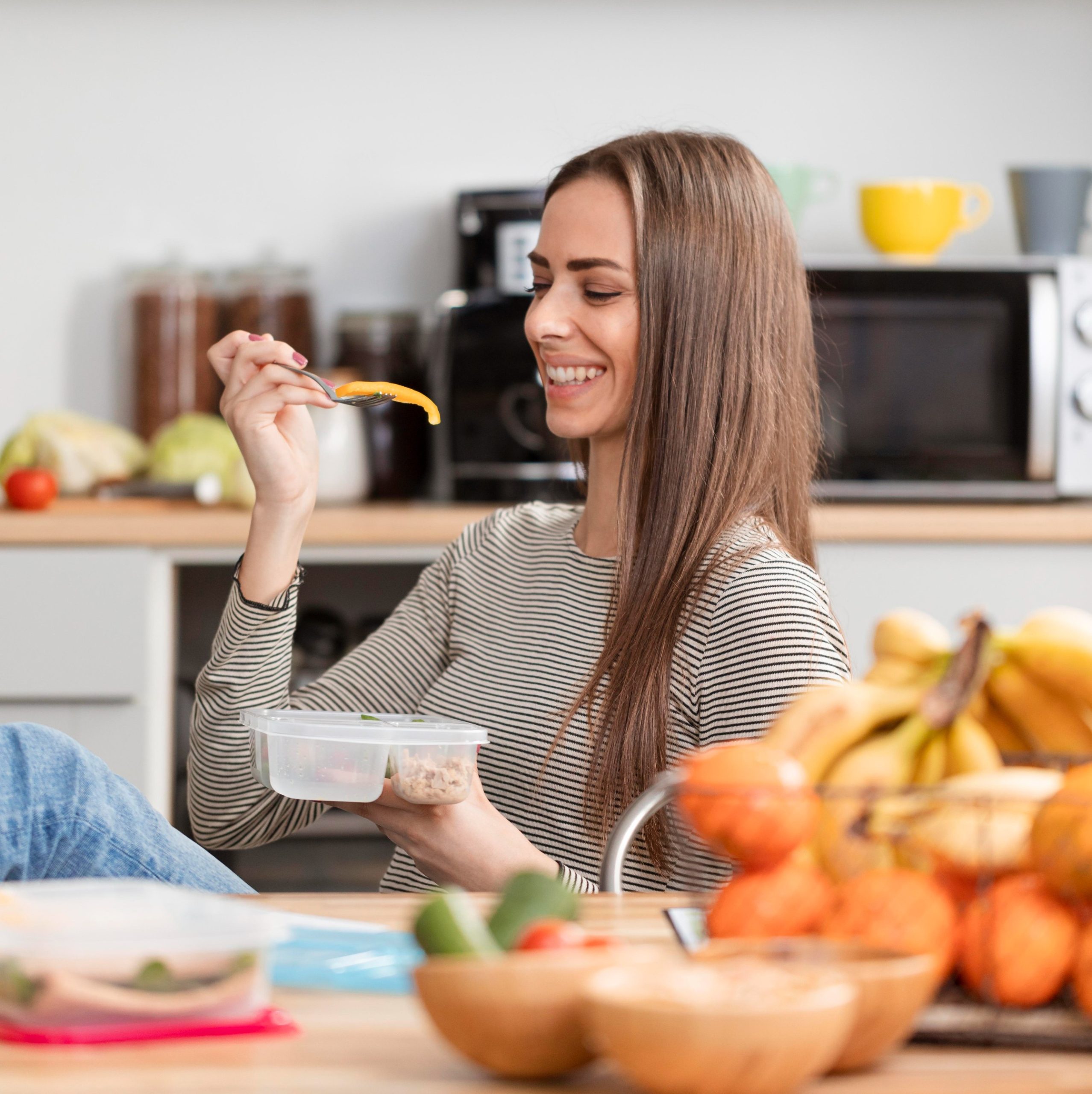 Γυναίκα τρώει μέσα από πλαστικό τάπερ