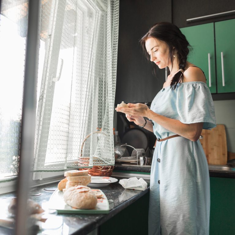 Γυναίκα στην κουζίνα του σπιτιού της