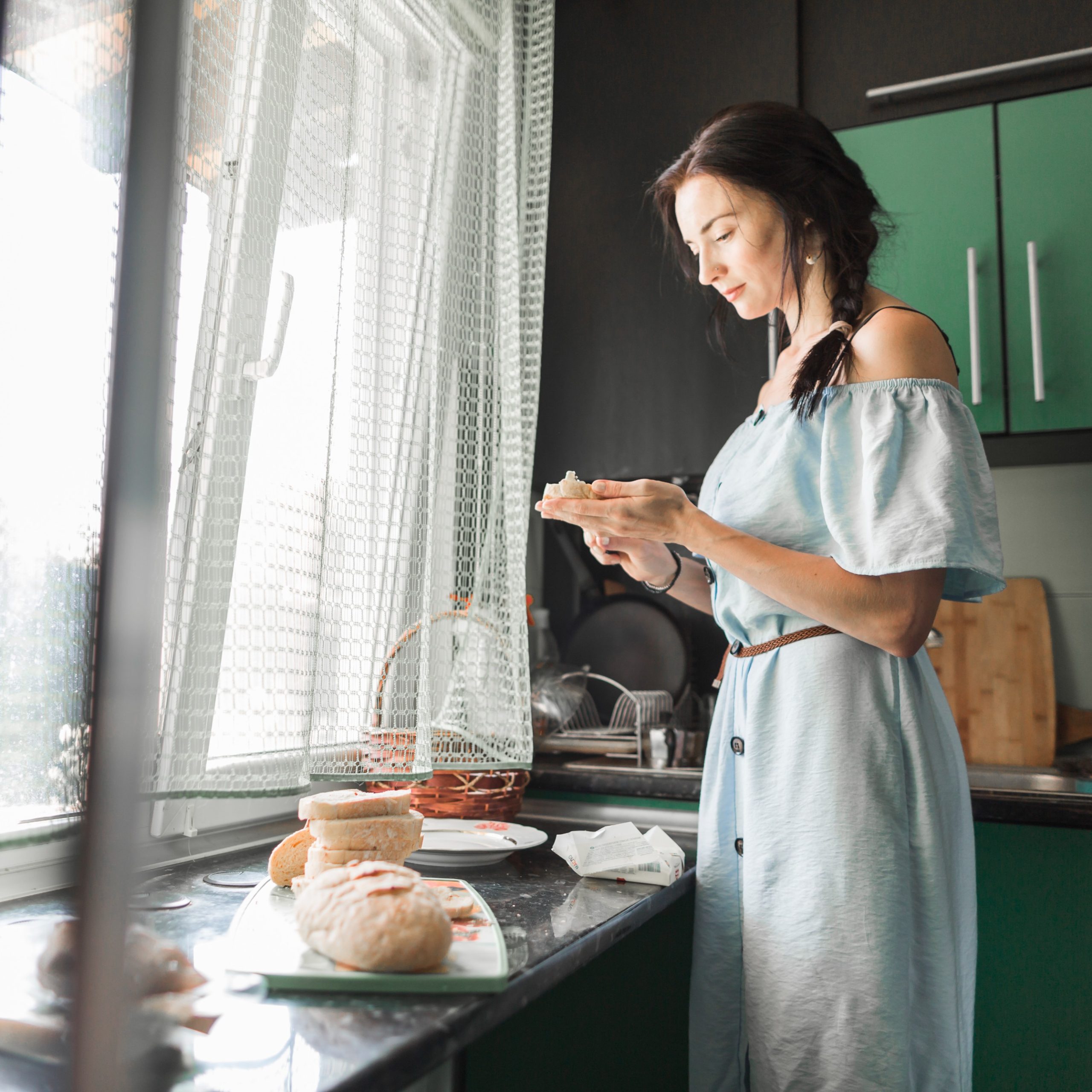 Γυναίκα στην κουζίνα του σπιτιού της