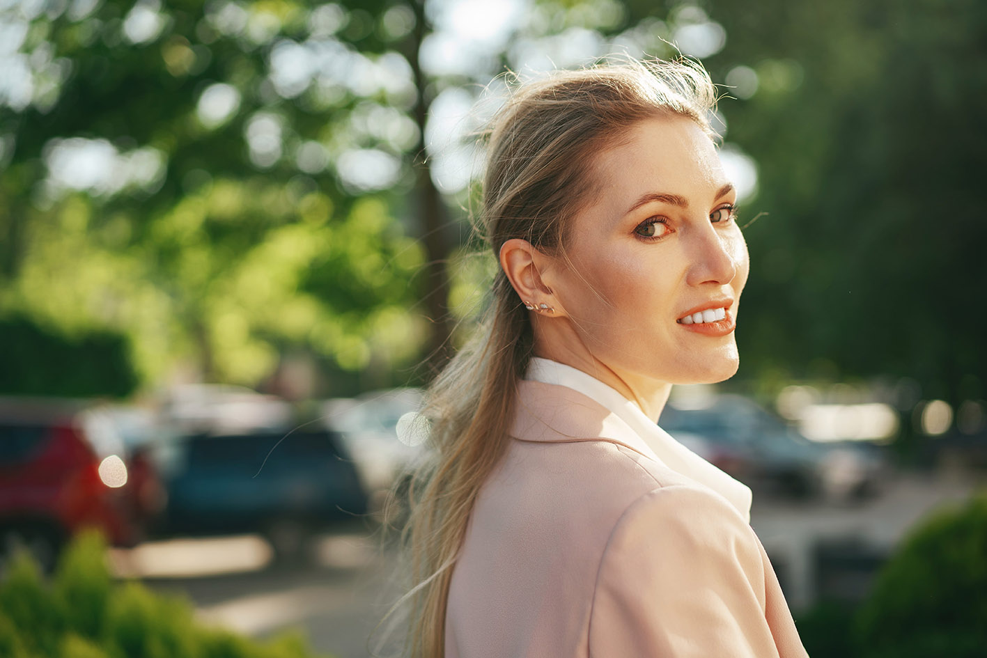 Γυναίκα πηγαίνει μέσα από το πάρκο στο γραφείο της.