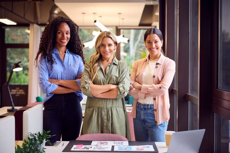 Γυναίκες σε εργασιακό χώρο τρεις δυνατές και σίγουρες για τον εαυτόν τους.
