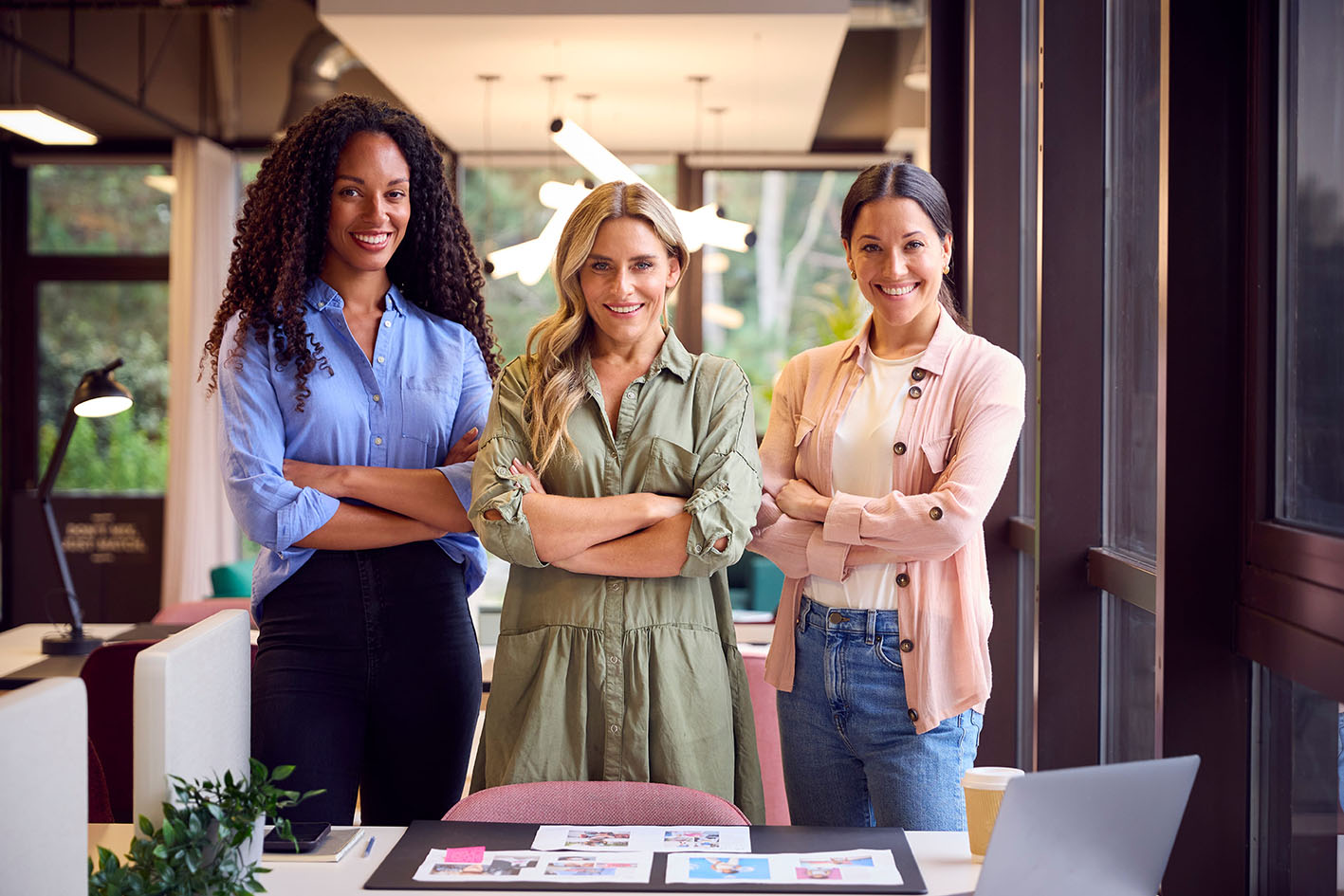 Γυναίκες σε εργασιακό χώρο τρεις δυνατές και σίγουρες για τον εαυτόν τους.