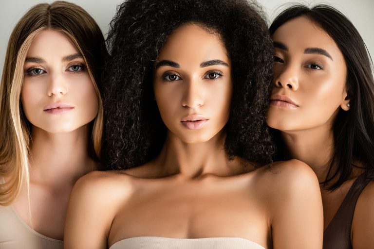 Τρεις νέες δυνατές γυναίκες σε κοντινό πλάνο. Αστρολογικές προβλέψεις για 18 Απριλίου.