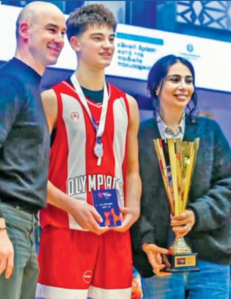 Η Ολυμπία Χοψονίδου και ο Βασίλης Σπανούλης με τον γιο τους Θανάση