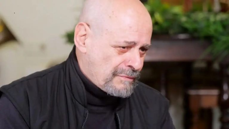 O Zαχαρίας Ρόχας μίλησε μεταξύ άλλων για την καριέρα του, τη γνωριμία με τη Τζένη Καρέζη και τον τηλεοπτικό ρόλο του Χριστού που τον σημάδεψε