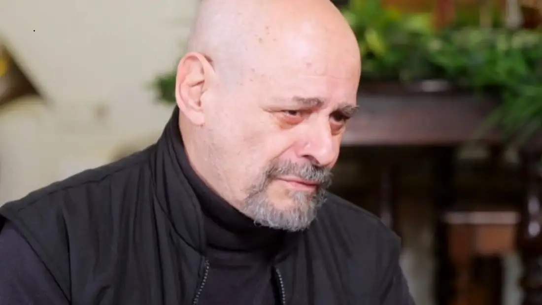 O Zαχαρίας Ρόχας μίλησε μεταξύ άλλων για την καριέρα του, τη γνωριμία με τη Τζένη Καρέζη και τον τηλεοπτικό ρόλο του Χριστού που τον σημάδεψε