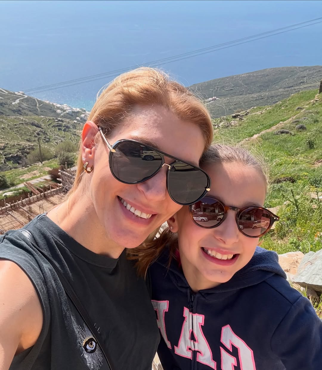 H Zέτα Δούκα ποζάρει με την κόρη της στην Τήνο, όπου πέρασαν το Πάσχα