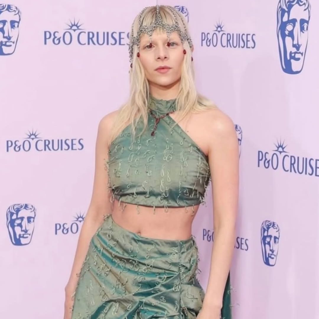 Η AURORA στα BAFTA TV Awards 2026, φορώντας ένα μεταλλικό σατέν σετ σε παλ teal απόχρωση με κεντημένα σχέδια και halterneck δέσιμο.