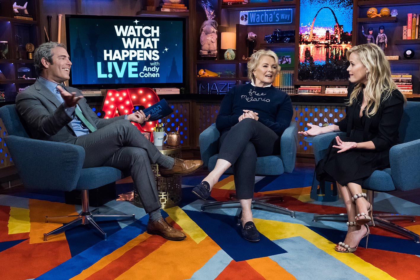 O Andy Cohen υποδέχεται στο show του την Candice Bergen-και τη Reese Witherspoon. Πλάνα από την εκπομπή του 2017, τότε που η Candice Bergen είχε επιλέξει να φορέσει την μπλούζα που έγραφε πάνω της Free Melania.