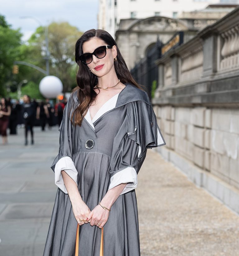 H Anne Hathaway παρευρέθηκε στην Louis Vuitton Cruise 2027 στο Frick Collection στις 20 Μαΐου 2026 στη Νέα Υόρκη.