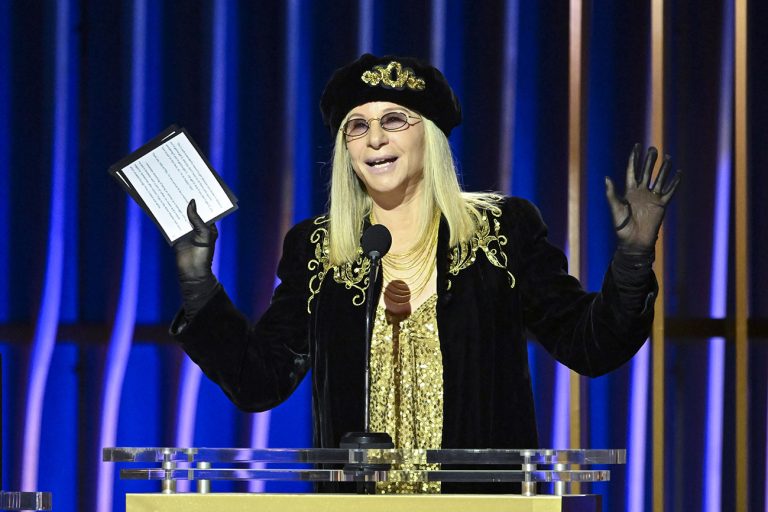 H Barbra Streisand στα 30ά ετήσια βραβεία Screen Actors Guild που πραγματοποιήθηκαν στο Shrine Auditorium and Expo Hall στις 24 Φεβρουαρίου 2024 στο Λος Άντζελες της Καλιφόρνια.