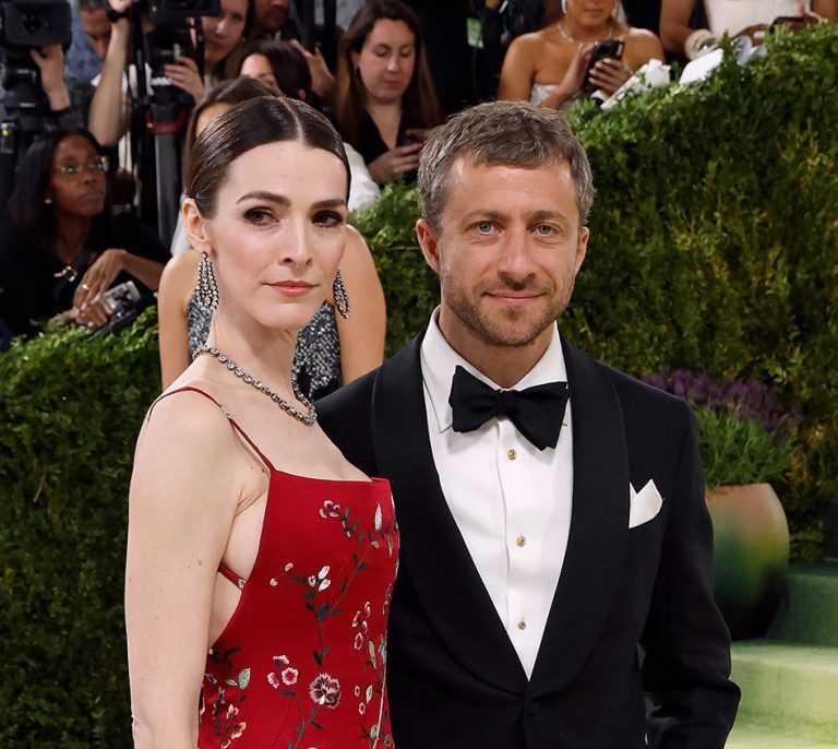 Η Bee Shaffer και ο σύζυγός της Francesco Carrozzini στο Met Gala 2026 για τον εορτασμό της «Τέχνης των Κοστουμιών» στο Μητροπολιτικό Μουσείο Τέχνης στις 4 Μαΐου 2026 στη Νέα Υόρκη.