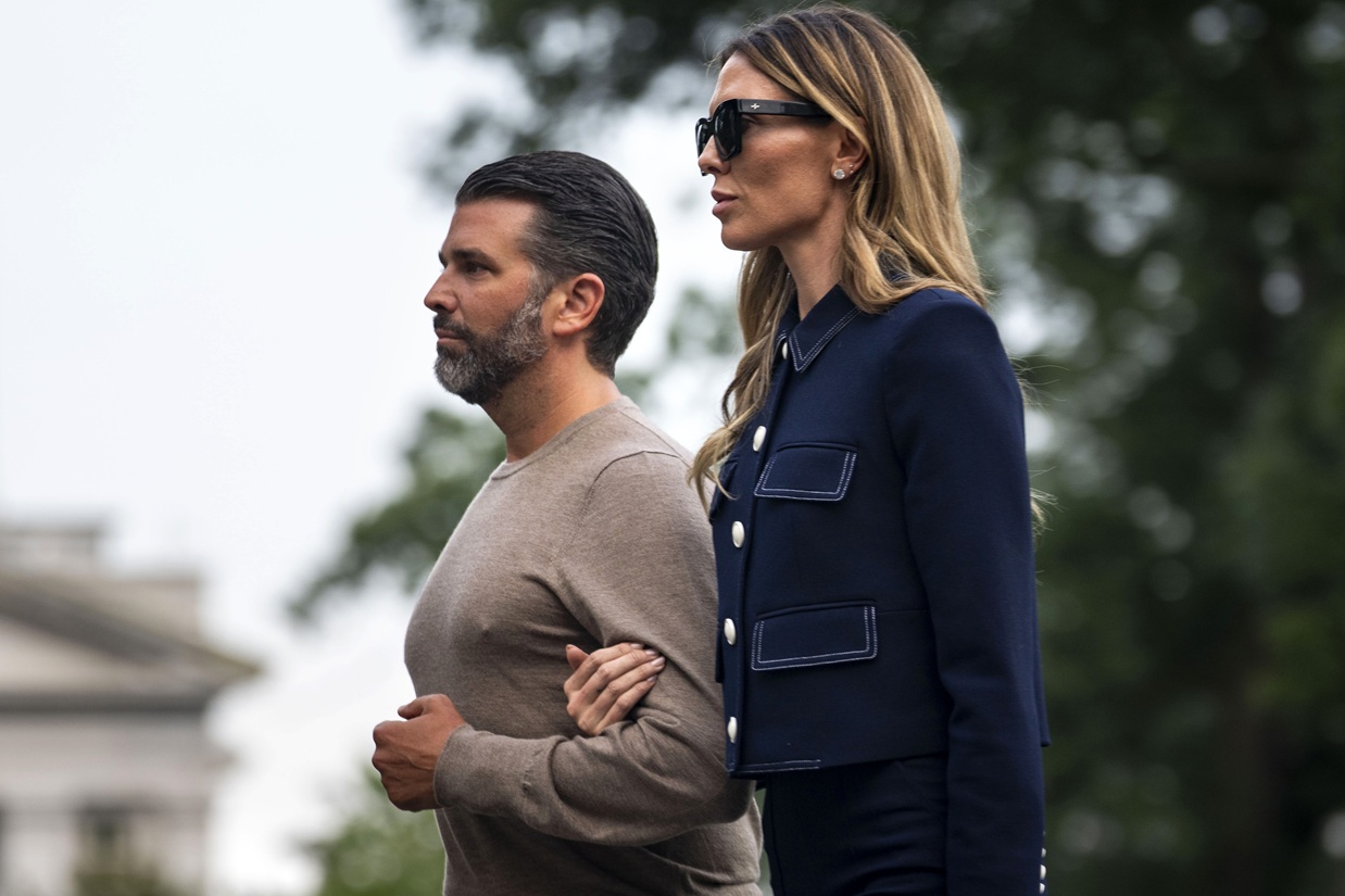 Ο Donald Trump Jr. και η Bettina Anderson στο South Lawn αφού αποβιβάστηκαν από το Marine One στον Λευκό Οίκο, 29 Ιουλίου 2025