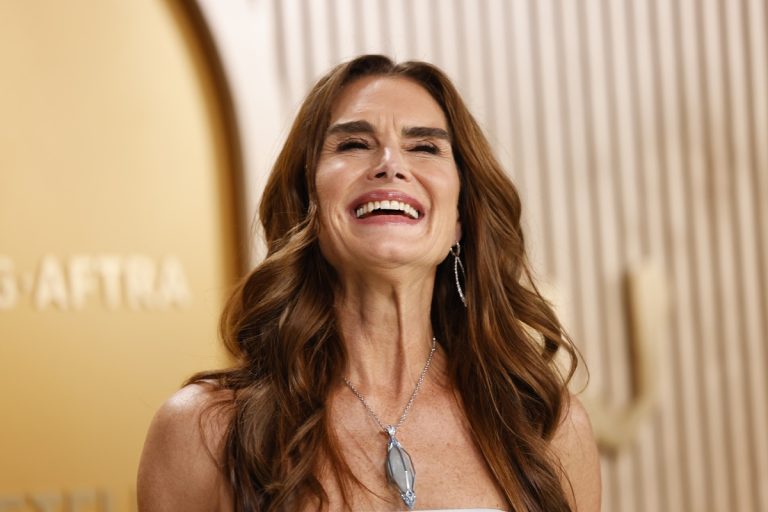 H Brooke Shields στο κόκκινο χαλί για τα 31α Screen Actor Guild Awards στο Shrine Auditorium του Λος Άντζελες, 23 Φεβρουαρίου 2025