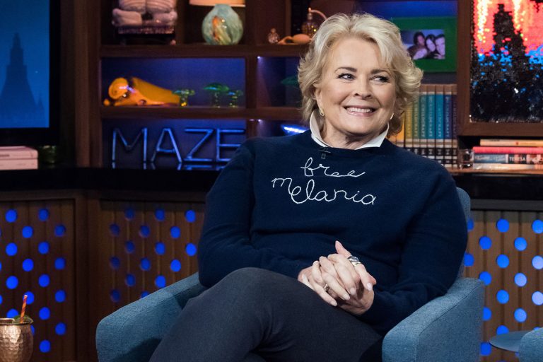 Η Bergen εμφανίστηκε στην εκπομπή «Watch What Happens Live» το 2017 φορώντας ένα μπλουζάκι που έγραφε "Free Melania". Photo by: Charles
