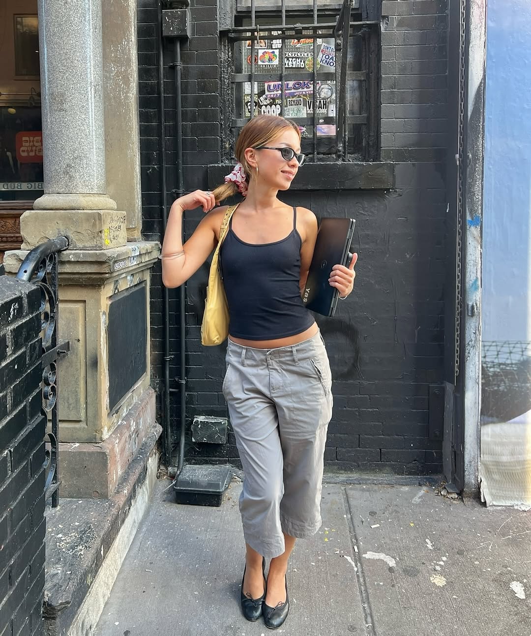 Street style εμφάνιση με γκρι κάπρι παντελόνι τύπου κάργκο, που αποδεικνύει ότι η άνεση είναι τάση στα παντελόνια του 2026.