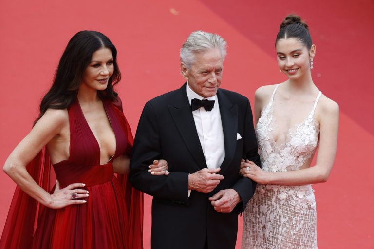 Η Catherine Zeta-Jones, ο Michael Douglas και η Carys Zeta Douglas στην τελετή έναρξης του 76ου Φεστιβάλ Καννών, 16 Μαΐου 2023