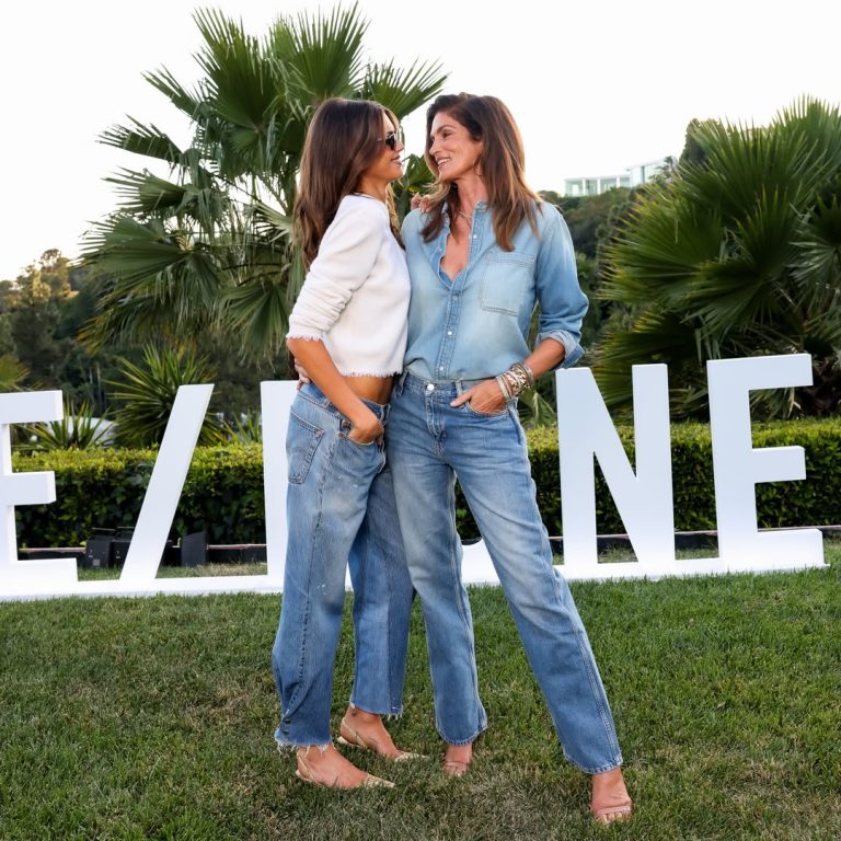 Η Cindy Crawford και η Kaia Gerber με straight-leg μπλε καλοκαιρινά τζιν σε εκδήλωση στο Λος Άντζελες.