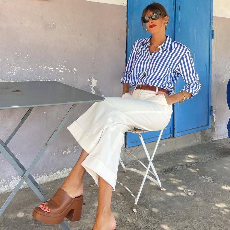 Κοπέλα με ανοιξιάτικο look που φοράει μπεζ culotte παντελόνι, ριγέ πουκάμισο και καφέ δερμάτινες slingback πλατφόρμες με φιάπα.