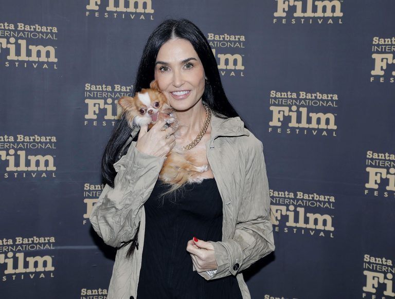 H Demi Moore και η σκυλίτσα της, η Pilaf που συνόδευε παντού την ηθοποιό. Ήταν αυτοκόλλητες. Στη φωτογραφία παρευρίσκονται στην προβολή και στις ερωτήσεις και απαντήσεις της ταινίας "The Substance" κατά τη διάρκεια του 40ού Διεθνούς Φεστιβάλ Κινηματογράφου της Σάντα Μπάρμπαρα στις 9 Φεβρουαρίου 2025.