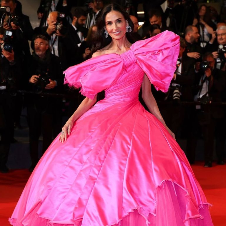 Η Demi Moore με φούξια τουαλέτα Matières Fécales στο κόκκινο χαλί, Κάννες 2026.