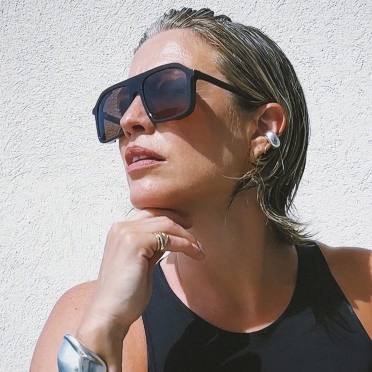 Ασημί chunky ear cuff συνδυασμένο με χρυσά λεπτά κρυκάκια για το απόλυτο jewel layering της σεζόν.